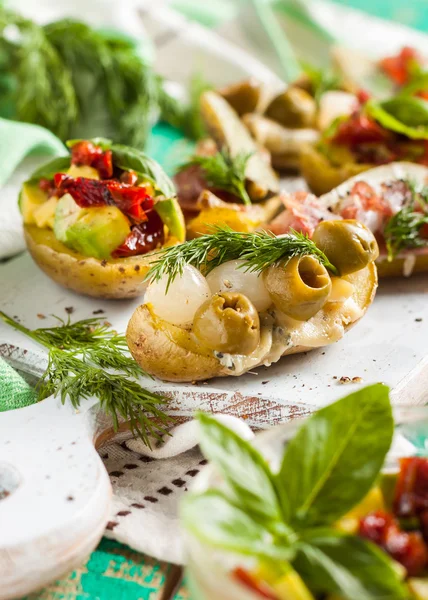 Aardappelen gevuld met groenten. — Stockfoto