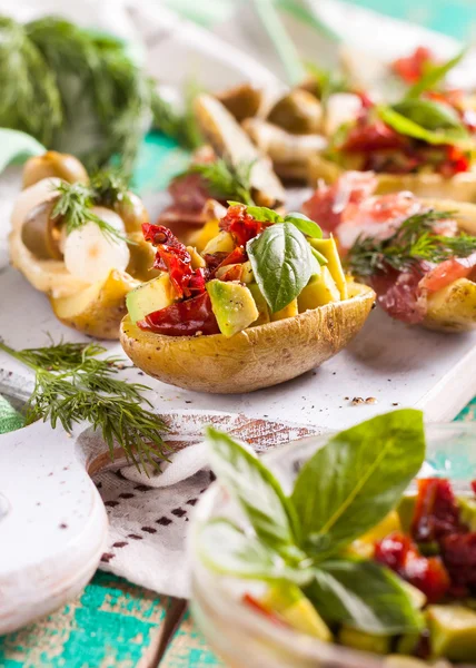 Aardappelen gevuld met groenten. — Stockfoto