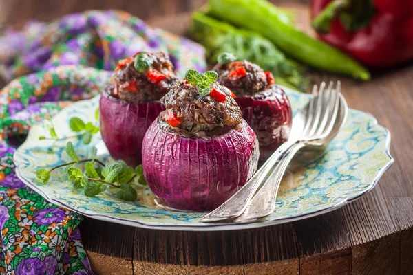 Kırmızı soğan kuzu dolması