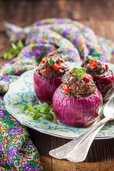 Kırmızı soğan kuzu dolması