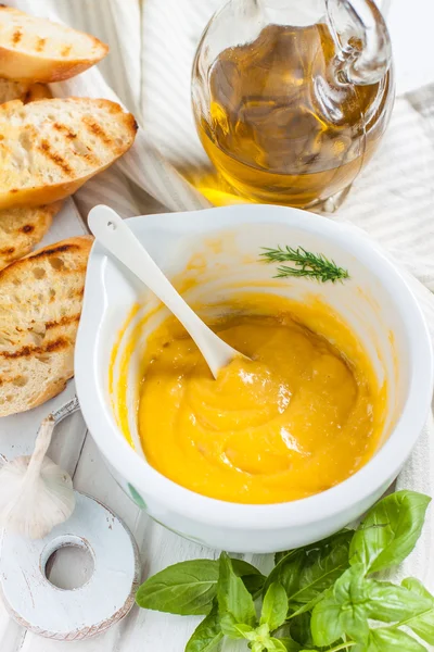 Salsa de mayonesa, con ajo, yema de huevo y aceite de oliva . —  Fotos de Stock