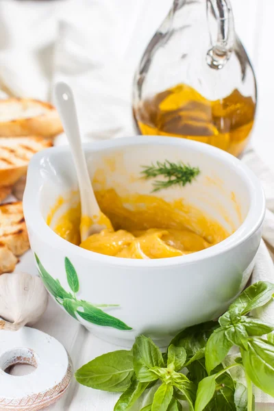 Salsa de mayonesa, con ajo, yema de huevo y aceite de oliva . —  Fotos de Stock