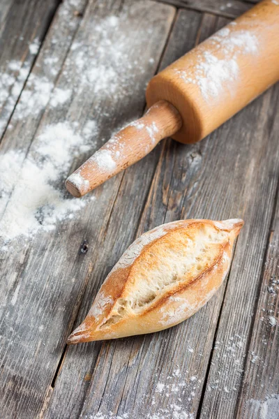 Mattarello italiano con farina — Foto Stock