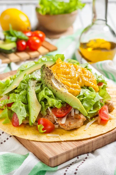 Курячі Tostada. Коржик з куркою — стокове фото