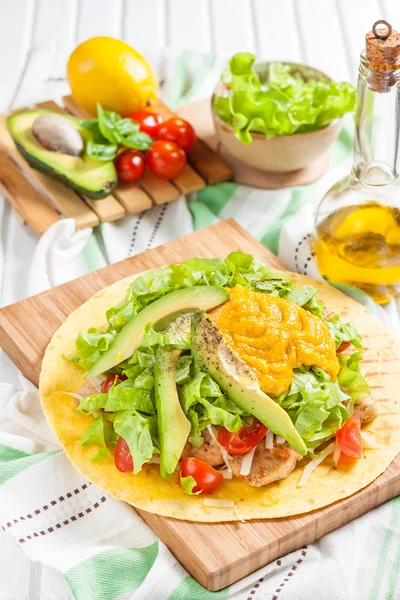 Курячі Tostada. Коржик з куркою — стокове фото