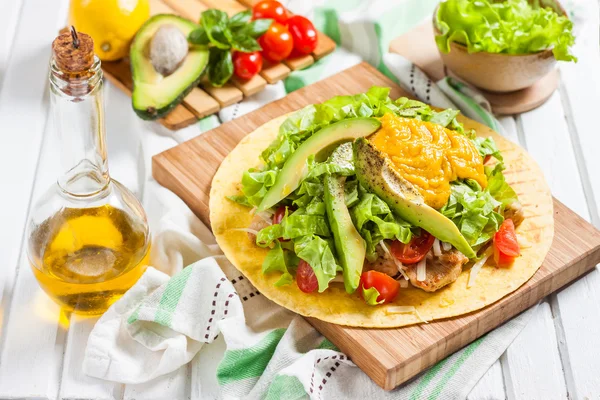 Курячі Tostada. Коржик з куркою — стокове фото