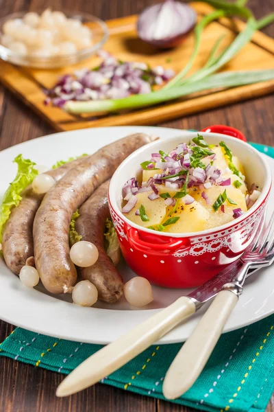 Венские сосиски с картофельным салатом — стоковое фото