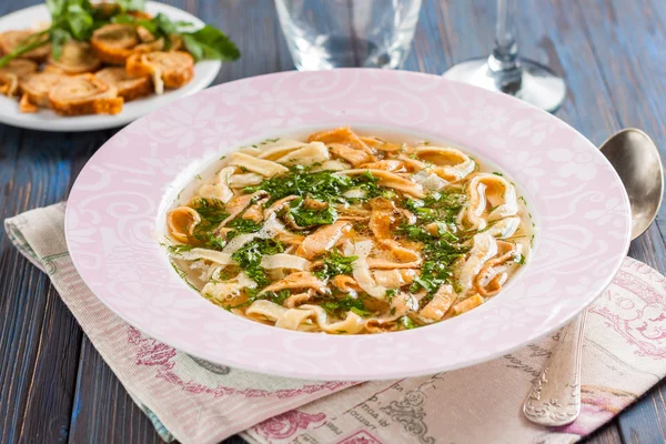 Yumurta gözleme ve otlar ile çorbası