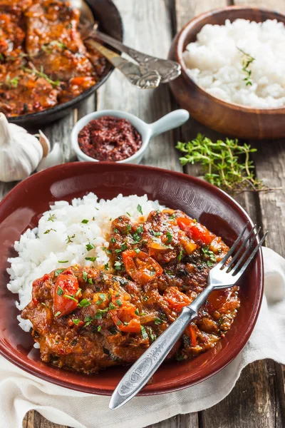 Carne de vaca em um molho de tomate picante — Fotografia de Stock