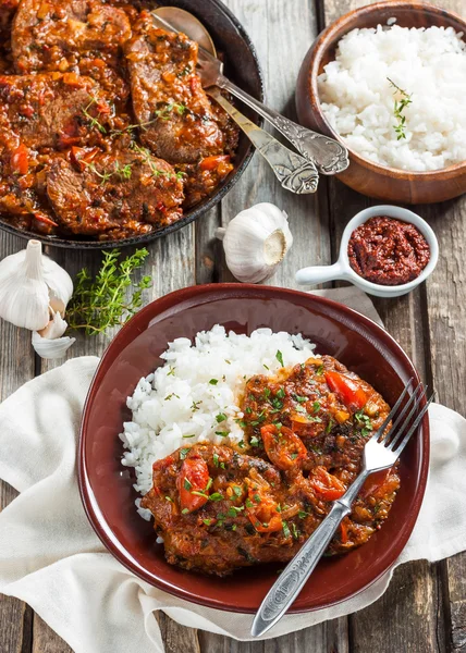 Bir baharatlı domates soslu biftek