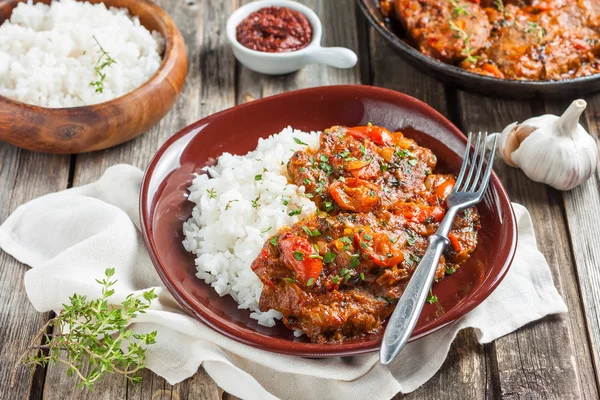 Carne de vaca em um molho de tomate picante — Fotografia de Stock