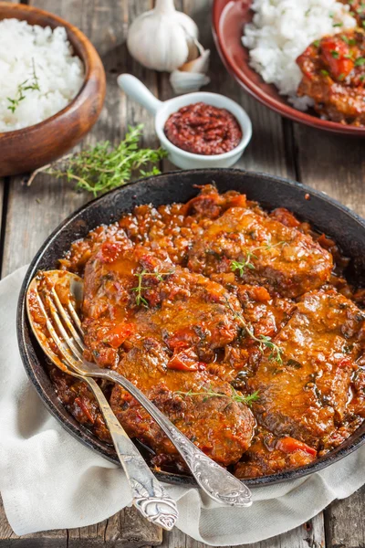 Bir baharatlı domates soslu biftek