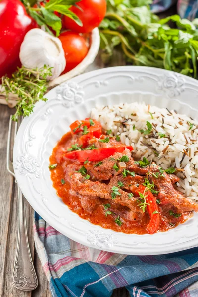 Biber ve domates ile sığır eti güveç