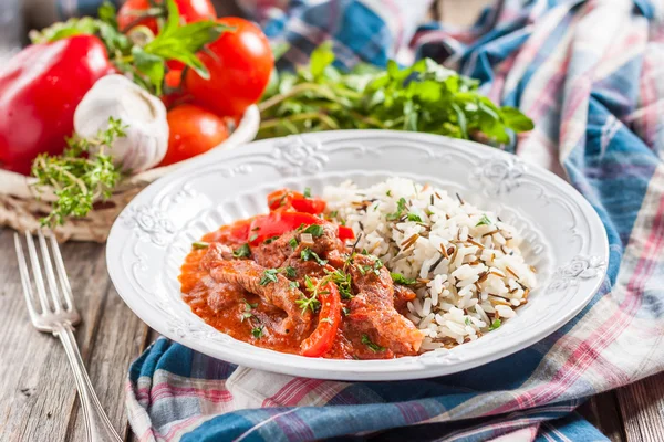 Guisado de carne com pimentão e tomate — Fotografia de Stock