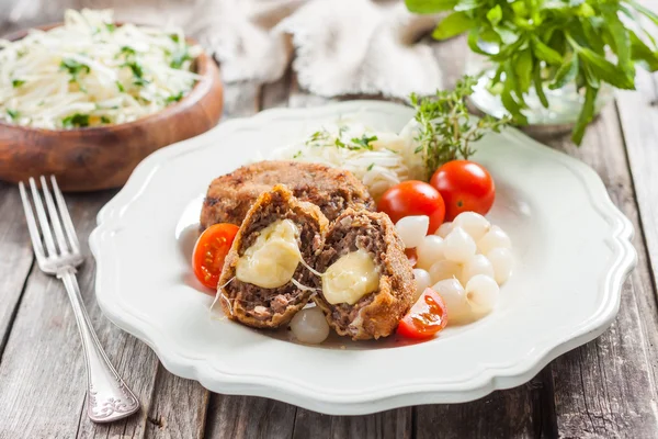 Costeletas de carne com queijo . — Fotografia de Stock