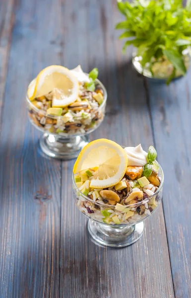 Salad dengan nasi, kerang, alpukat dan bawang merah — Stok Foto