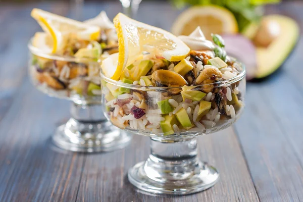 Salada com arroz, mexilhões, abacate e cebola vermelha — Fotografia de Stock