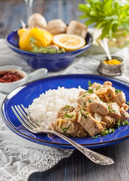Pollo con limón, curry, jengibre y arroz . — Foto de Stock