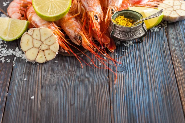 Raw shrimp, garlic, lime, curry and sea salt