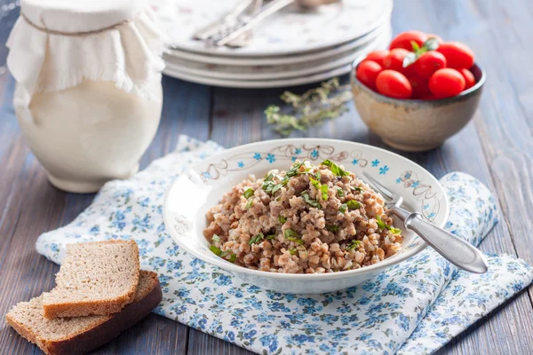 Bubur Buckwheat dengan daging cincang . — Stok Foto