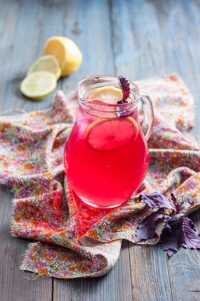 Beba com manjericão e limão — Fotografia de Stock