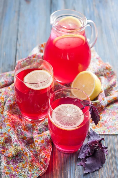 Bazsalikomos citromos ital — Stock Fotó