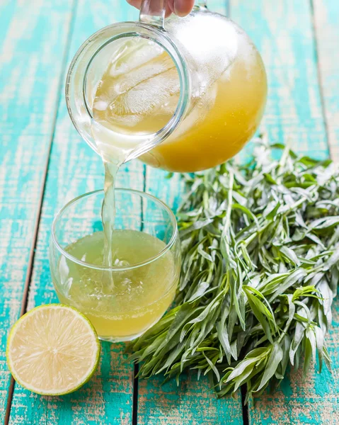 Ev yapımı limonata limon ve tarhun.