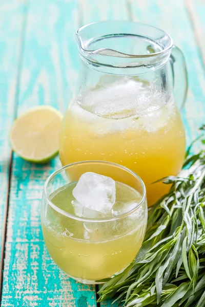 Ev yapımı limonata limon ve tarhun.