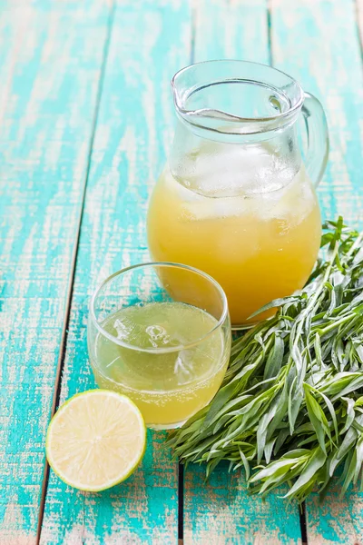 Ev yapımı limonata limon ve tarhun.