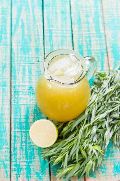 Ev yapımı limonata limon ve tarhun.