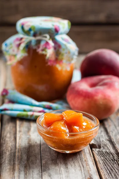 Marmellata di pesche in vaso di vetro — Foto Stock