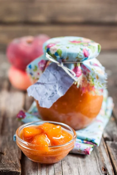 Perzik vastgelopen in glazen pot — Stockfoto