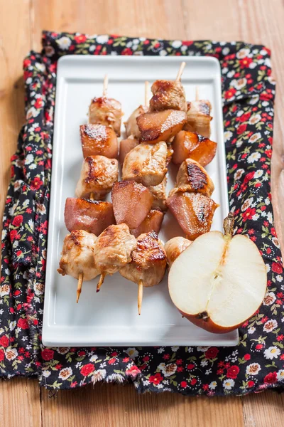 梨ワインと鶏の串焼き — ストック写真
