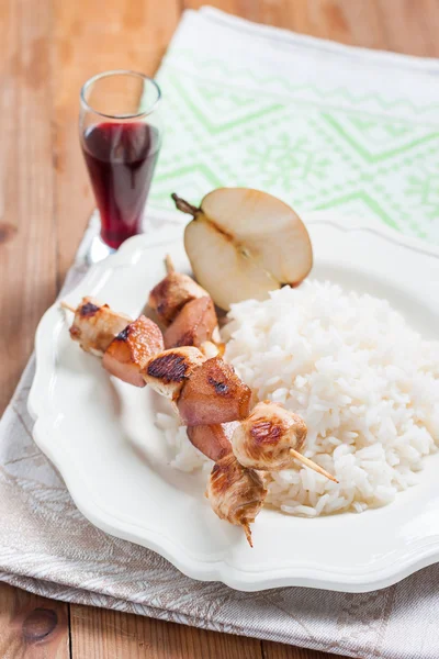 Куриные шашлыки с рисом, винная груша — стоковое фото