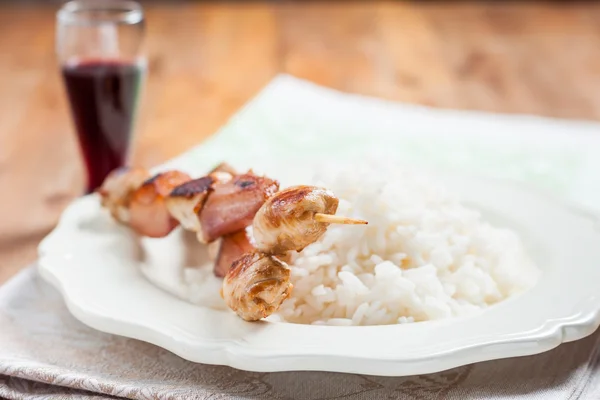 Куриные шашлыки с рисом, винная груша — стоковое фото