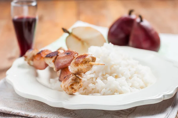 Espetos de frango com arroz, pêra de vinho — Fotografia de Stock