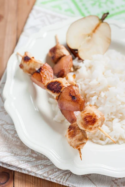 Espetos de frango com arroz, pêra de vinho — Fotografia de Stock