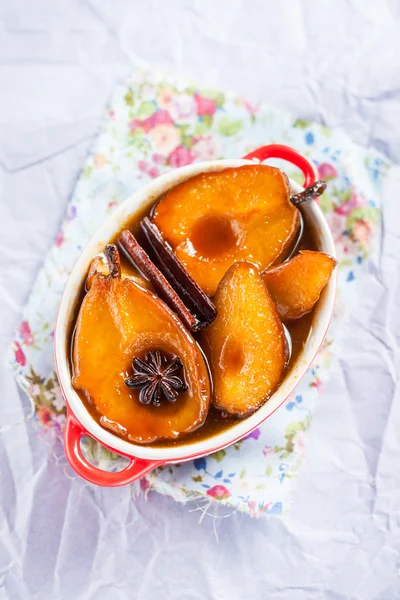 Sıcak karamel armut