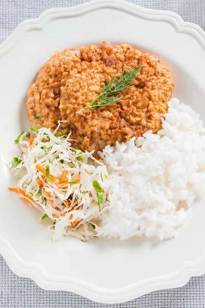 Свиная отбивная с рисом и капустным салатом — стоковое фото