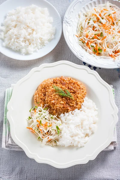 Costeleta de porco com arroz e salada de couve — Fotografia de Stock