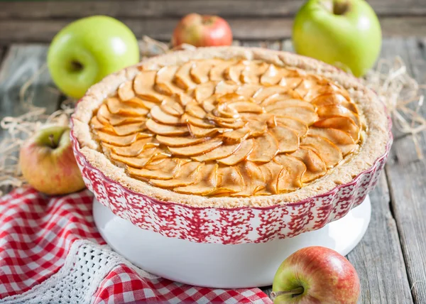 Apfelkuchen mit Quark. — Stockfoto