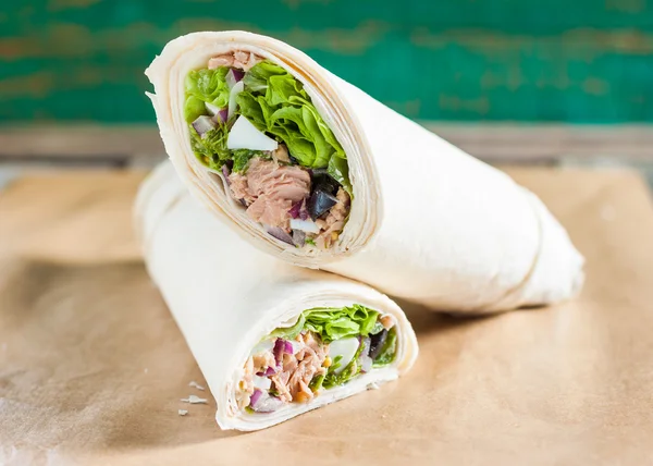 Ton balığı, zeytin ve yumurta salatası