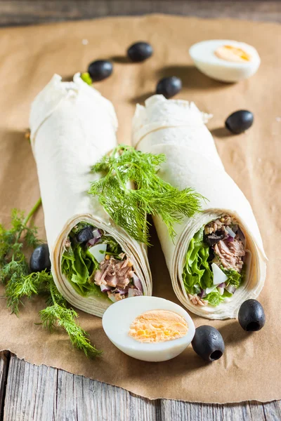 Salada com atum, azeitonas e ovo — Fotografia de Stock