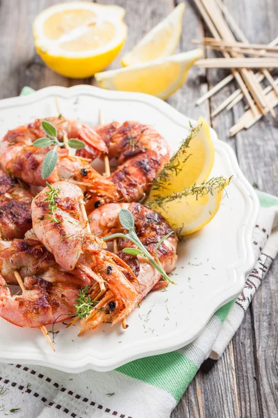 Brochettes de crevettes enveloppées — Photo