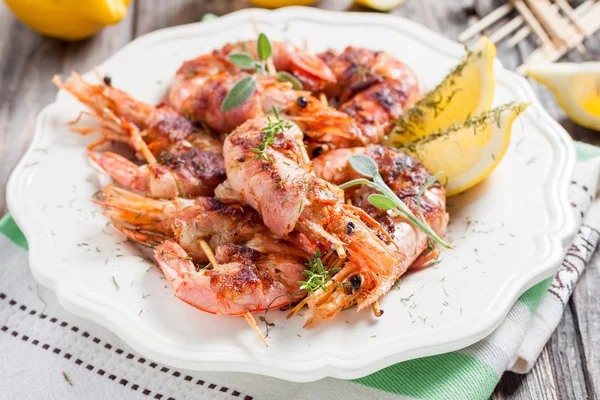 Brochettes de crevettes enveloppées — Photo