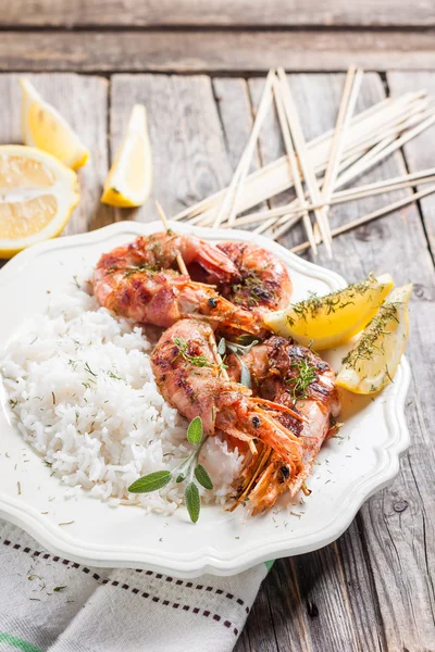 Brochettes de crevettes enveloppées — Photo