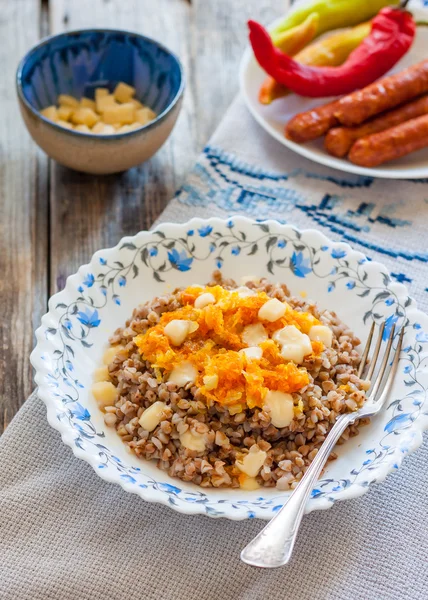 Bubur Buckwheat dengan keju — Stok Foto