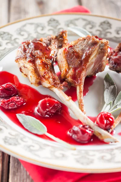 Rack de cordeiro com molho de cereja — Fotografia de Stock