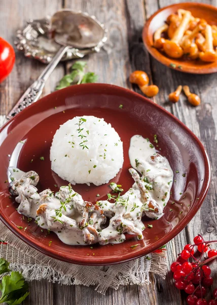 Rindfleisch-Stroganoff mit Pilzen und Reis. — Stockfoto