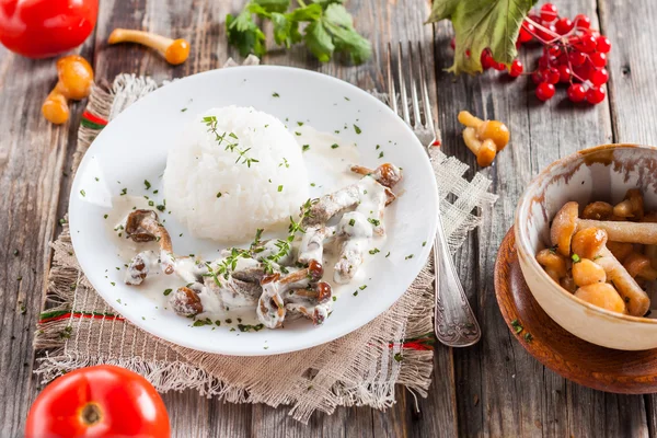 버섯과 쌀 쇠고기 스트로 노 프. — 스톡 사진